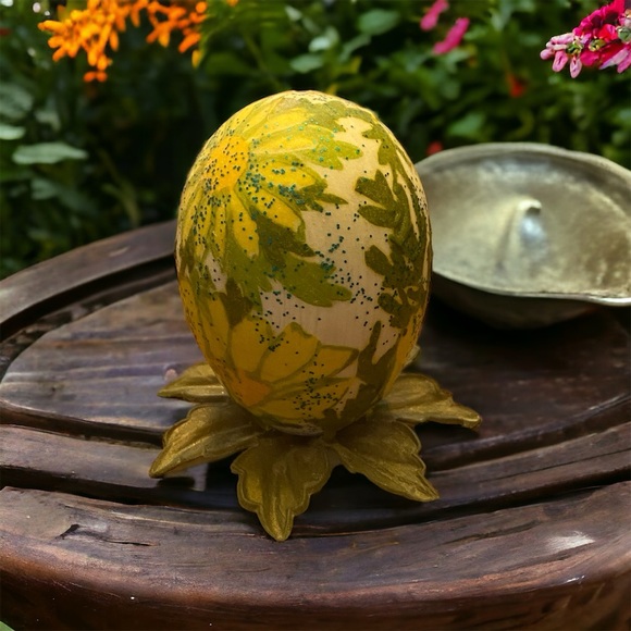 Vintage Eggshell Art. Hand painted and decorated. - Picture 1 of 3